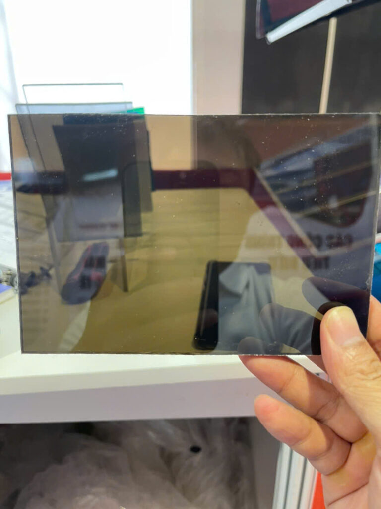 Tấm nhựa poly đặc màu nâu trà 