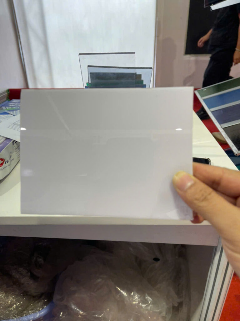 Tấm nhựa poly đặc màu trắng sữa